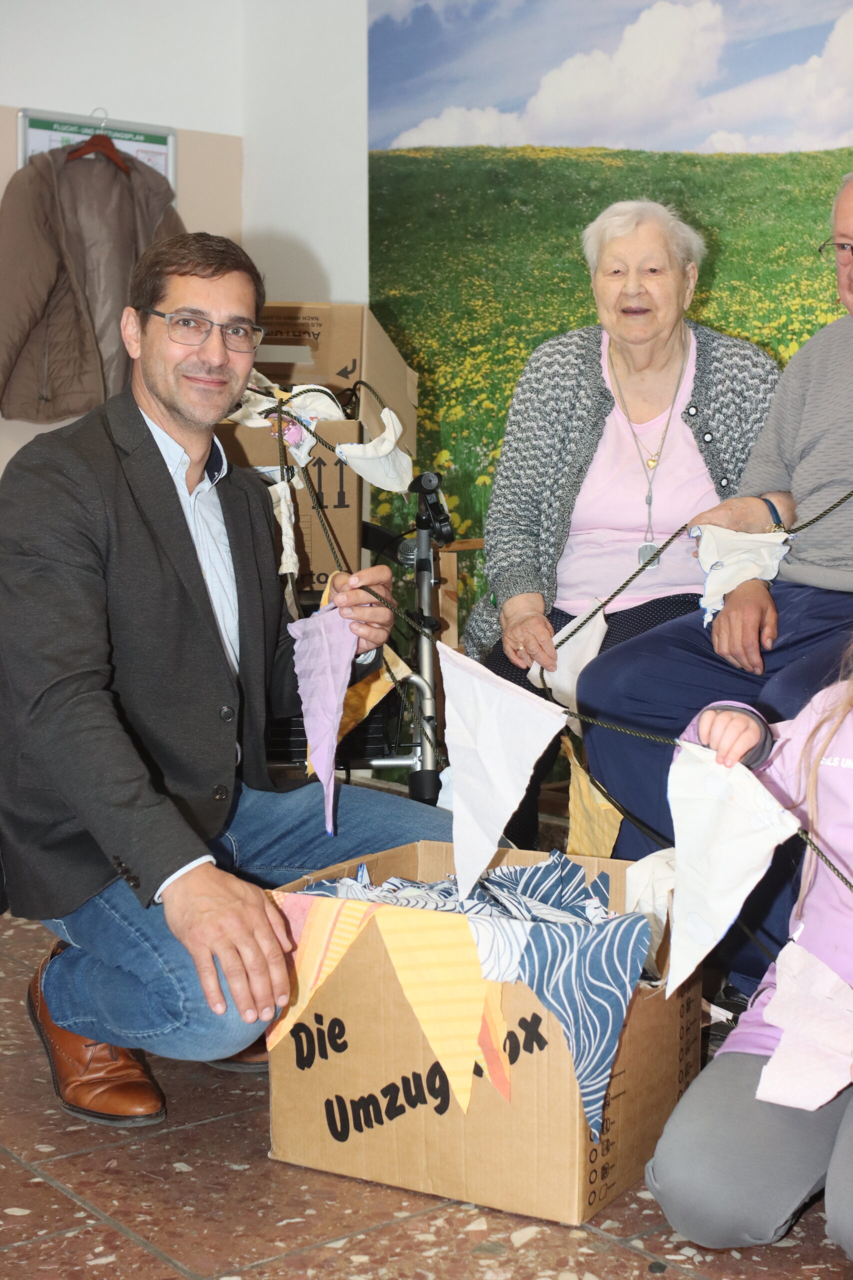 Generationenprojekt zum Stadtjubiläum: Wimpelkette in Pasewalk übergeben